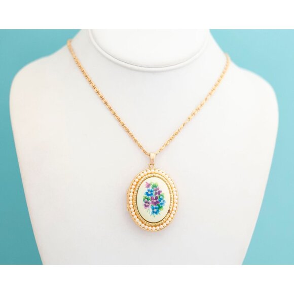 Vintage Golden Floral Locket Necklace - 24 inch - Avon - L2 - Picture 3 of 5
